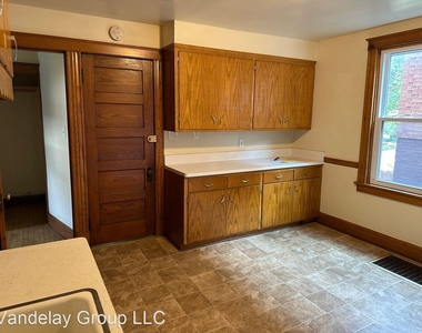 2404 N Dousman St - Photo Thumbnail 4