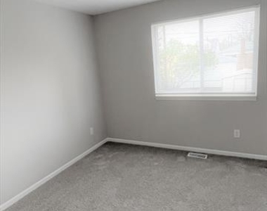 27089 Seyburn Avenue - Photo Thumbnail 9