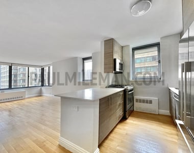 West 48th Street - Photo Thumbnail 2