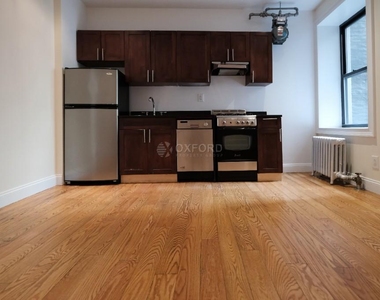 207 West 11th Street - Photo Thumbnail 2