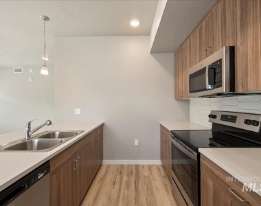 1821 S Vista Ave #103 - Photo Thumbnail 16