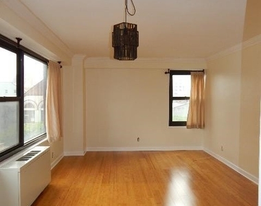 135 Montgomery St - Photo Thumbnail 1