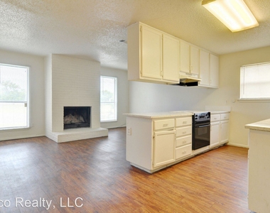 6813 W Cleburne Rd - Photo Thumbnail 4