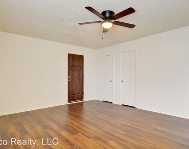 6813 W Cleburne Rd - Photo Thumbnail 14