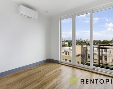209 Montrose Avenue - Photo Thumbnail 5