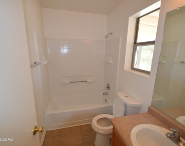 3512 E Monte Vista Drive - Photo Thumbnail 6