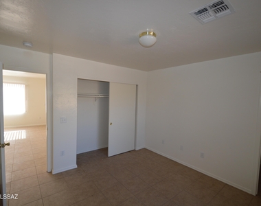 3512 E Monte Vista Drive - Photo Thumbnail 3