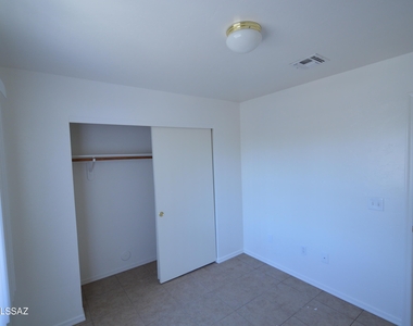 3512 E Monte Vista Drive - Photo Thumbnail 5