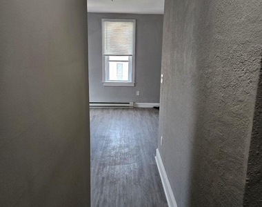 2954 Kensington Avenue - Photo Thumbnail 4