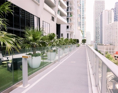 1010 Brickell Ave - Photo Thumbnail 2