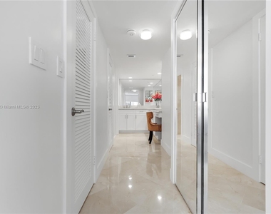 6039 Collins Ave - Photo Thumbnail 12