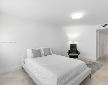 6039 Collins Ave - Photo Thumbnail 10