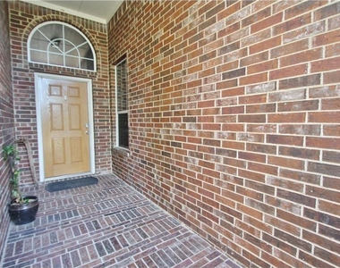 905 Hunter Lane - Photo Thumbnail 1