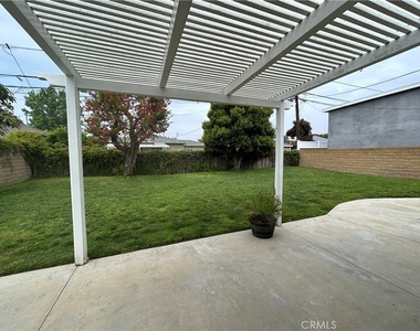 3653 Lomina Avenue - Photo Thumbnail 12