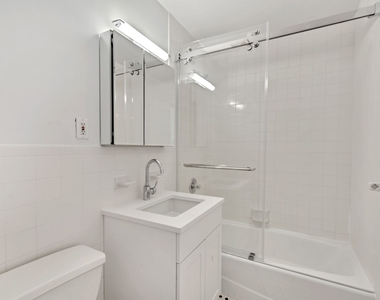 Beautiful Spacious 1 Bedroom (Queen Size) Home in Murray Hill - Photo Thumbnail 4