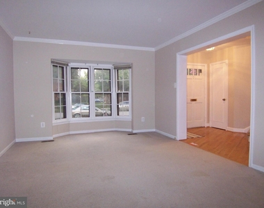 6005 Queenston St - Photo Thumbnail 2