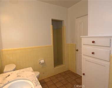 4939 Hayvenhurst Avenue - Photo Thumbnail 24