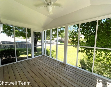 8708 Shoreham Blvd - Photo Thumbnail 1