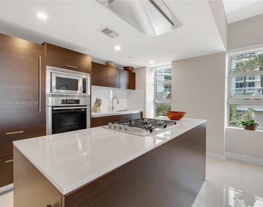 3739 Collins Ave - Photo Thumbnail 7