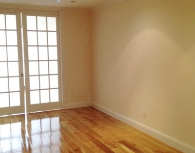 East 7th Street and 1st Avenue - Photo Thumbnail 6