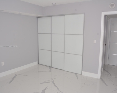 3731 N Country Club Dr Apt 2125 - Photo Thumbnail 9