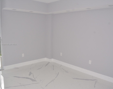 3731 N Country Club Dr Apt 2125 - Photo Thumbnail 14