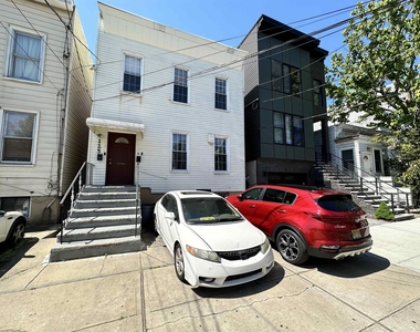 125 Zabriskie St - Photo Thumbnail 16