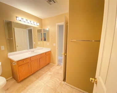 2134 W Pleasant Lane - Photo Thumbnail 16