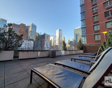 West 37th Street - Photo Thumbnail 6