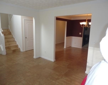 652 Howell Drive - Photo Thumbnail 2