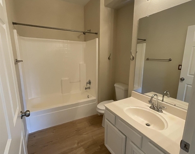 6140 Ingleston Dr Apt 516 - Photo Thumbnail 10