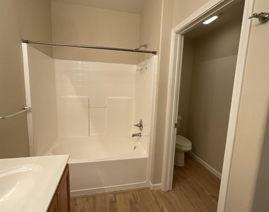 6140 Ingleston Dr Apt 516 - Photo Thumbnail 13