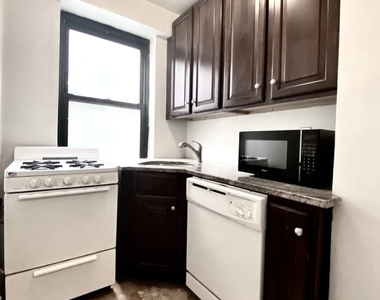 Midtown East, Tudor City - Photo Thumbnail 4