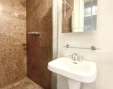 Midtown East, Tudor City - Photo Thumbnail 6