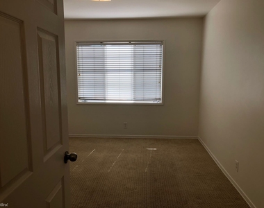 1341 Yale St Apt 6 - Photo Thumbnail 8