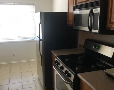 1341 Yale St Apt 6 - Photo Thumbnail 5