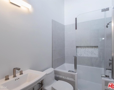 945 21st St Apt 2 - Photo Thumbnail 6