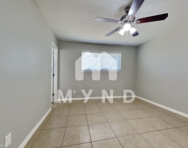 6739 W Minnezona Ave - Photo Thumbnail 6