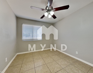 6739 W Minnezona Ave - Photo Thumbnail 10