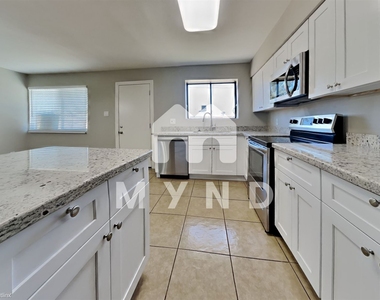 6739 W Minnezona Ave - Photo Thumbnail 4