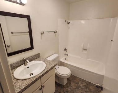 16552 Hillview Circle - Photo Thumbnail 7