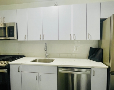 137 East 38th Street - Photo Thumbnail 3