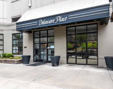 33 W Delaware Place - Photo Thumbnail 1