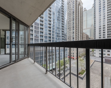 33 W Delaware Place - Photo Thumbnail 12