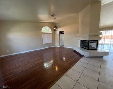 925 Alta Oaks Drive - Photo Thumbnail 2