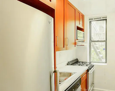 East 81st Street and 1st Avenue - Photo Thumbnail 4