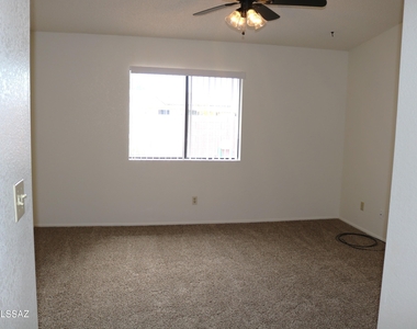 9690 N Donegal Place - Photo Thumbnail 12