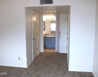 9690 N Donegal Place - Photo Thumbnail 16