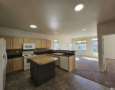 2330 Blue Canyon Court - Photo Thumbnail 4