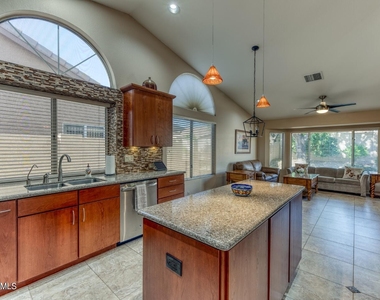 8468 W Rockwood Drive - Photo Thumbnail 7